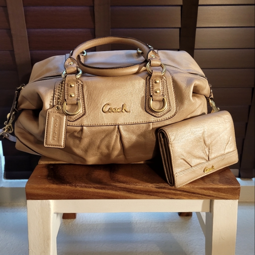 Large, reversible pink powder Coach bag with wallet